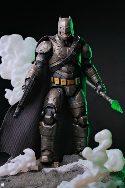 1/9可动人偶系列 蝙蝠侠大战超人：正义黎明 重甲蝙蝠侠