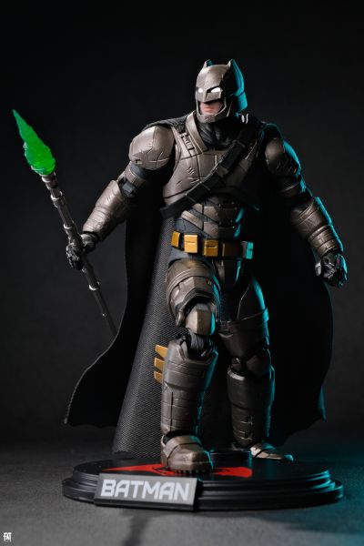 1/9可动人偶系列 蝙蝠侠大战超人：正义黎明 重甲蝙蝠侠