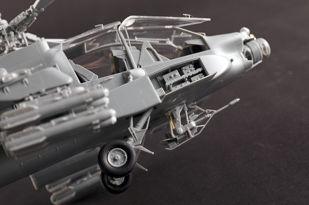 编号：05115 1/35 军用飞机系列 AH-64A“阿帕奇”直升机-后期型