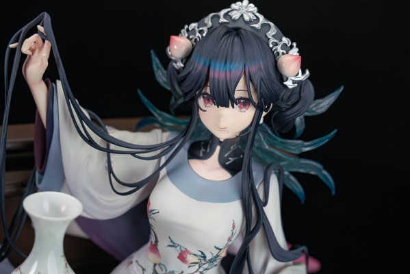 物华弥新 蝠桃瓶 粉彩福桃