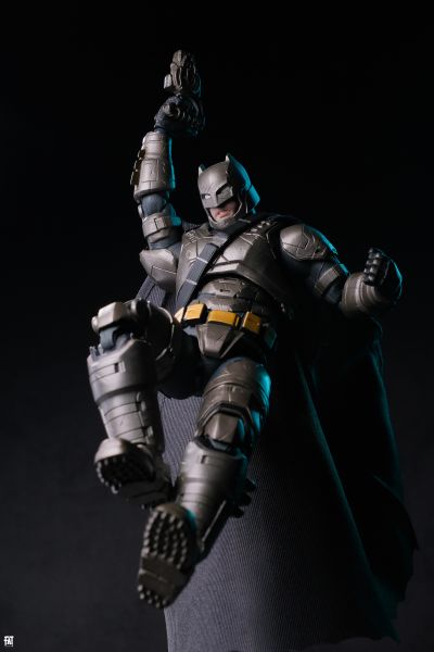 1/9可动人偶系列 蝙蝠侠大战超人：正义黎明 重甲蝙蝠侠