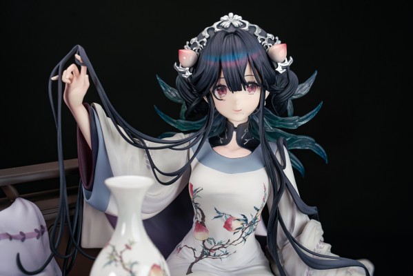 物华弥新 蝠桃瓶 粉彩福桃