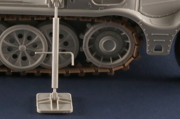 编号：09576 1/35 装甲车辆系列 Sd.Kfz.9/1 18吨半履带搭载6吨级起重机