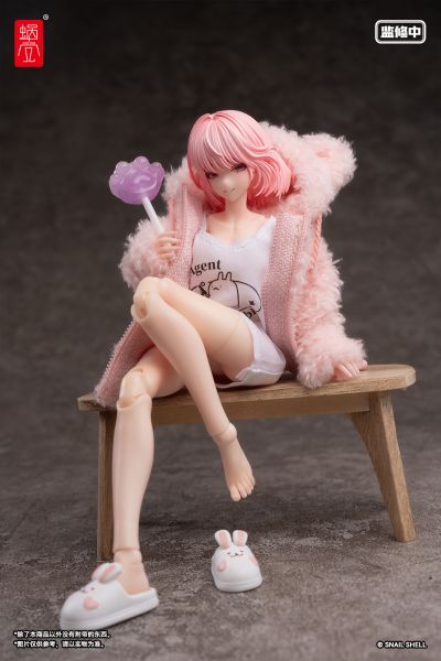 浅粉色毛绒布制大衣外套