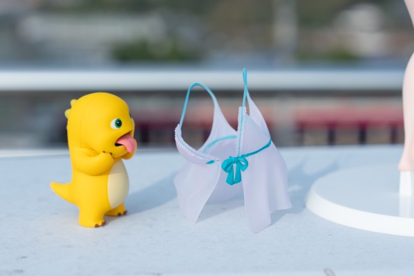 浴室中的睡衣女孩