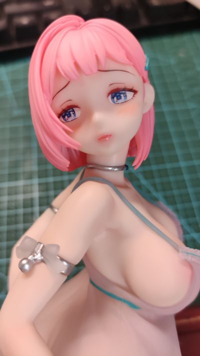 浴室中的睡衣女孩