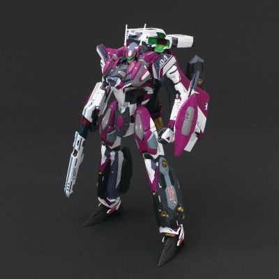 超时空要塞Δ 1/72 VF-31C 超级齐格飞（ 米拉洁·法莉娜·吉纳斯专用机）