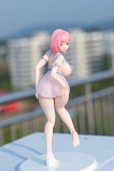 浴室中的睡衣女孩