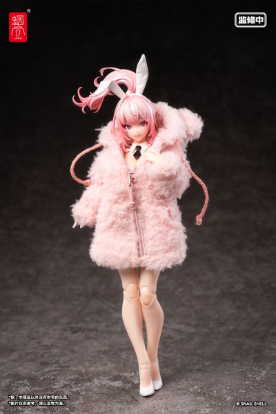 浅粉色毛绒布制大衣外套