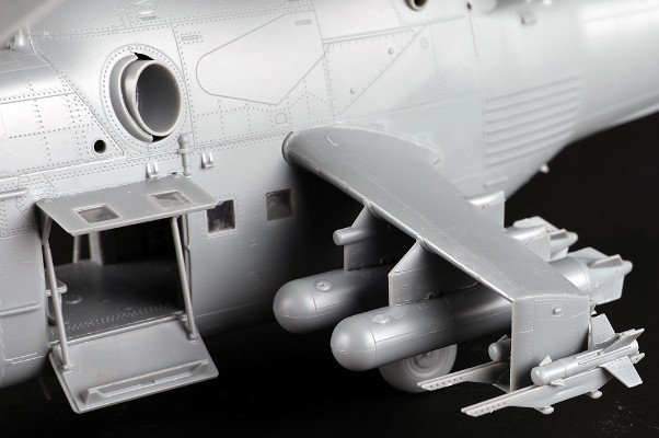 编号：05828 1/48 军用飞机系列 米-24A“雌鹿B”武装直升机