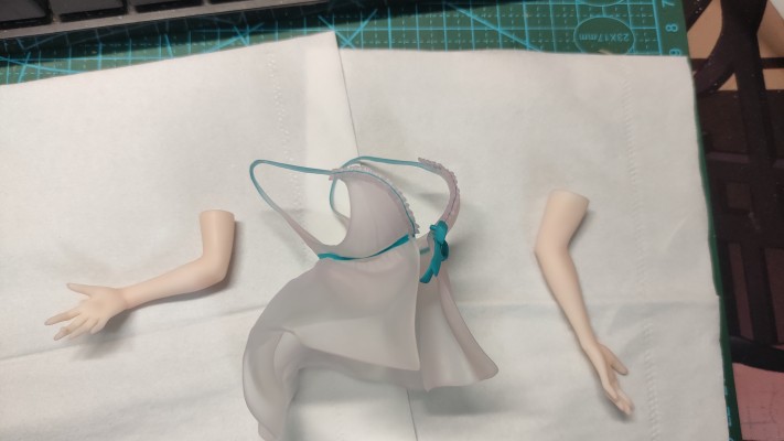 浴室中的睡衣女孩