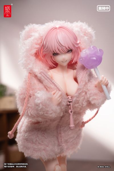 浅粉色毛绒布制大衣外套