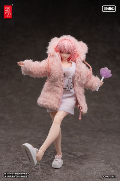 浅粉色毛绒布制大衣外套