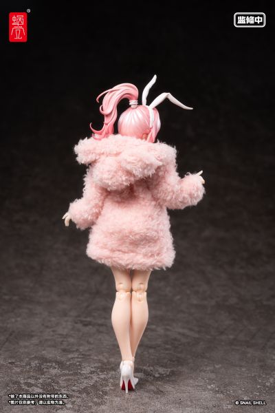 浅粉色毛绒布制大衣外套