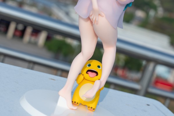 浴室中的睡衣女孩