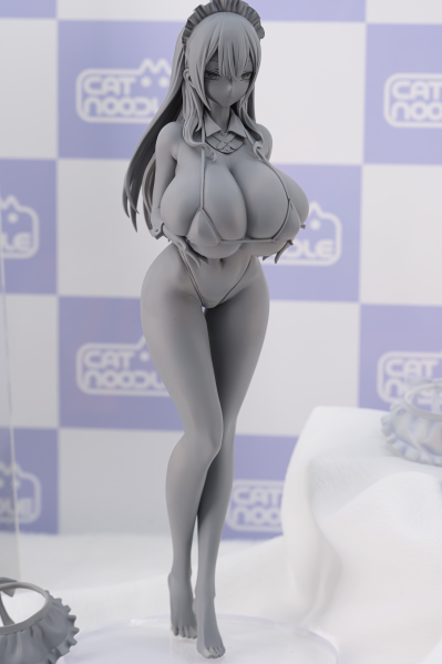 穿着比基尼的顺从女仆