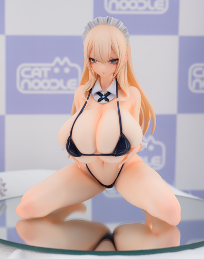 穿着比基尼的顺从女仆