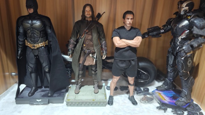 MMS702 蝙蝠侠战衣柜+布鲁斯·韦恩