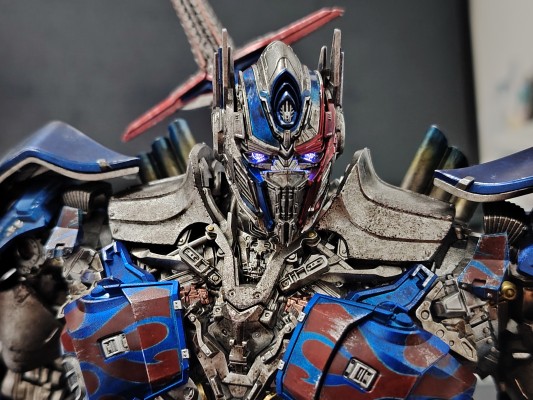 3Z0579 DLX 变形金刚：最后的骑士 暗黑擎天柱