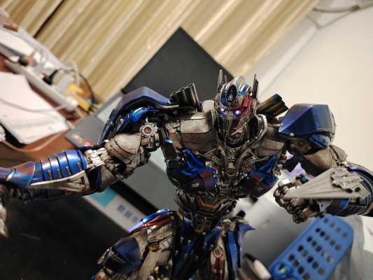 3Z0579 DLX 变形金刚：最后的骑士 暗黑擎天柱