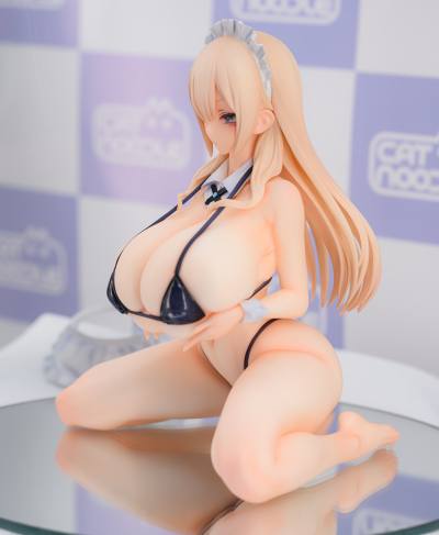 穿着比基尼的顺从女仆