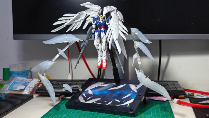 RG 新机动战记高达W: 无尽的华尔兹 XXXG-00W0 飞翼零式高达用“撒拉弗的羽毛”特效件