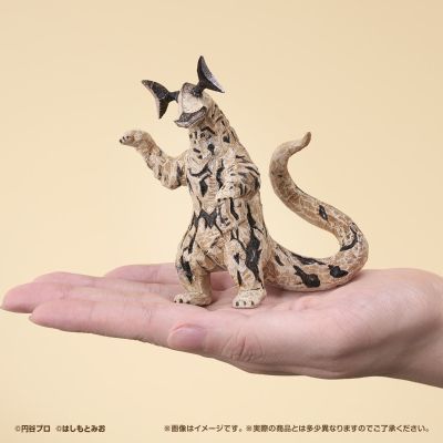 桥本美绪的奥特怪兽雕像。02