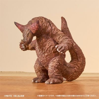 桥本美绪的奥特怪兽雕像。