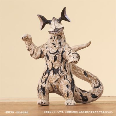 桥本美绪的奥特怪兽雕像。02