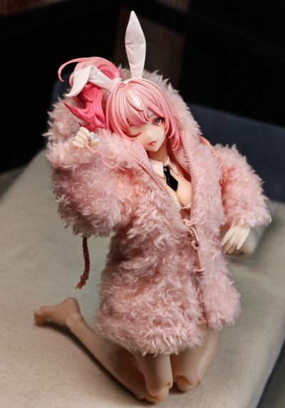 浅粉色毛绒布制大衣外套