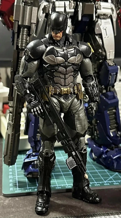 蝙蝠侠-阿卡姆骑士 v8.04战衣蝙蝠侠 1:12成品可动人偶