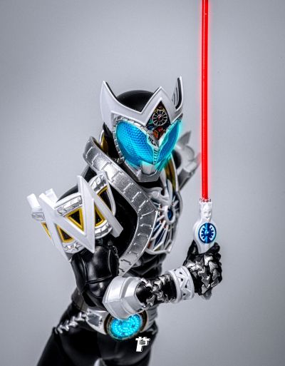 S.H.Figuarts（真骨雕制法）假面骑士蛇牙+假面骑士暗黑月骑