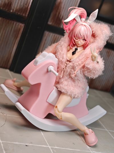 浅粉色毛绒布制大衣外套