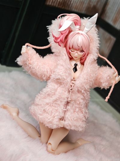 浅粉色毛绒布制大衣外套