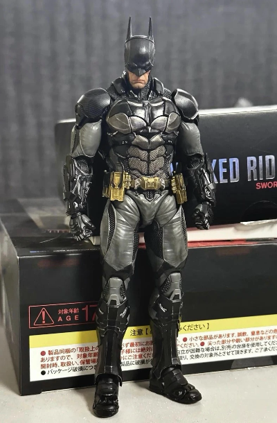 蝙蝠侠-阿卡姆骑士 v8.04战衣蝙蝠侠 1:12成品可动人偶