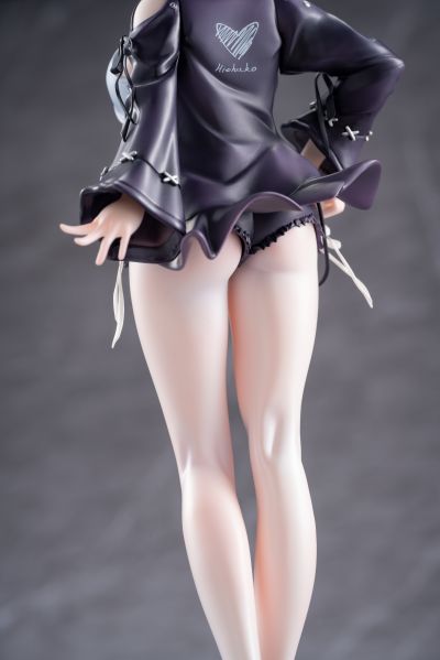 私密日常：在试衣间挑选丝袜正陷入选择困难的黑茶子