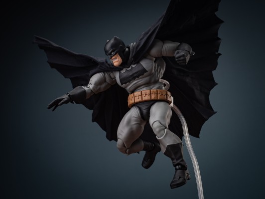 MAFEX No.106  蝙蝠侠：黑暗骑士归来 蝙蝠侠