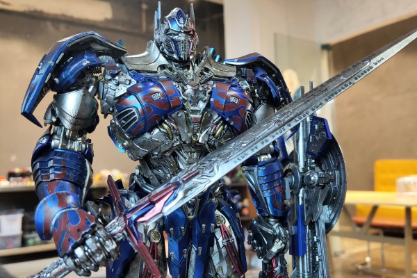 3Z0579 DLX 变形金刚：最后的骑士 暗黑擎天柱