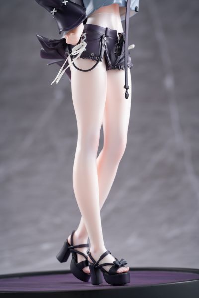 私密日常：在试衣间挑选丝袜正陷入选择困难的黑茶子