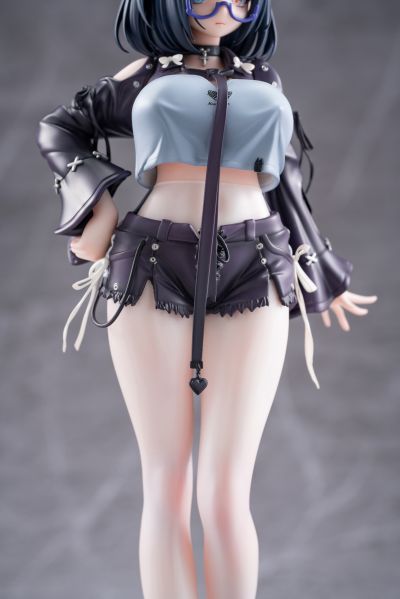 私密日常：在试衣间挑选丝袜正陷入选择困难的黑茶子