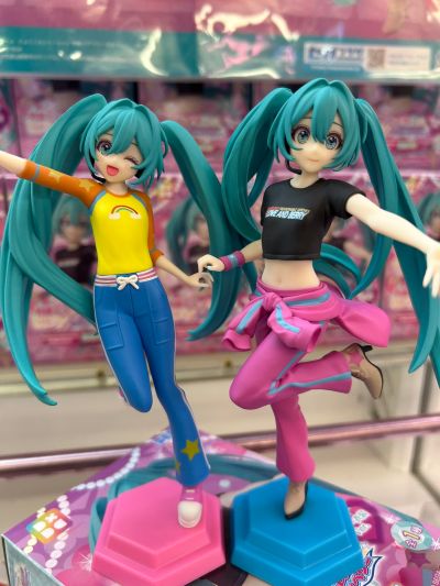 初音未来联名时尚魔女拉芙与贝莉 Desktop×Decorate Collections“初音未来”贝莉衣装款