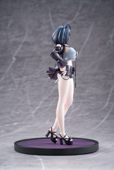 私密日常：在试衣间挑选丝袜正陷入选择困难的黑茶子