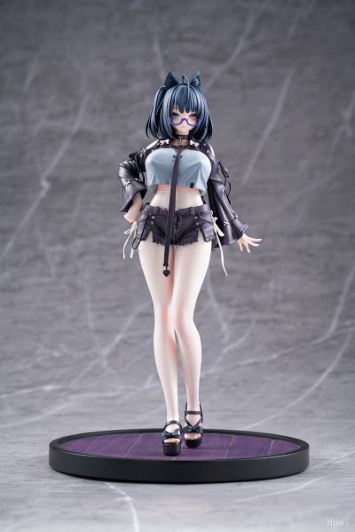 私密日常：在试衣间挑选丝袜正陷入选择困难的黑茶子