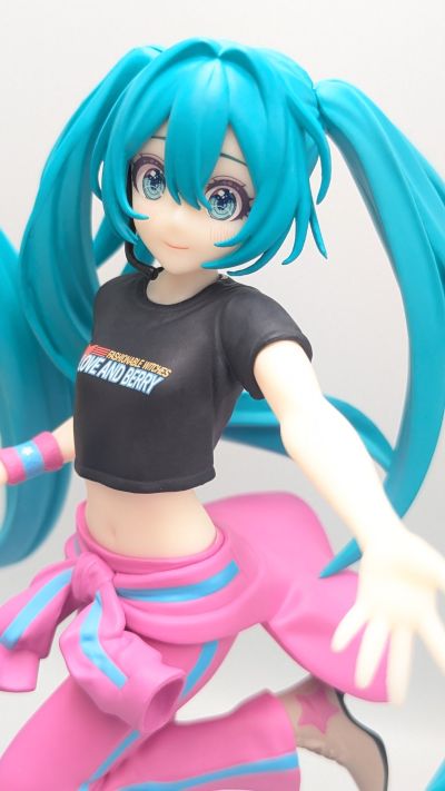 初音未来联名时尚魔女拉芙与贝莉 Desktop×Decorate Collections“初音未来”贝莉衣装款