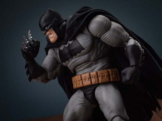 MAFEX No.106  蝙蝠侠：黑暗骑士归来 蝙蝠侠