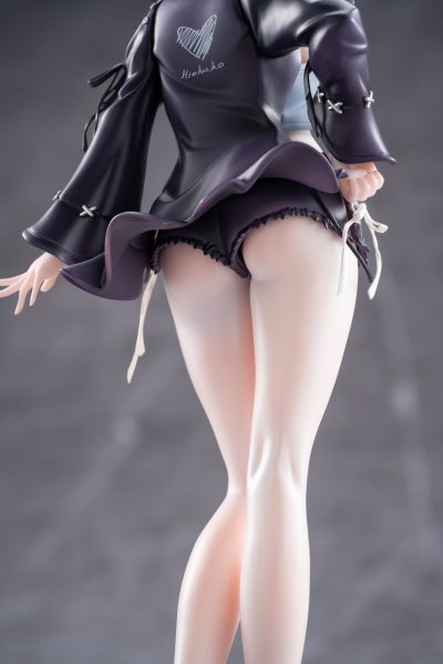 私密日常：在试衣间挑选丝袜正陷入选择困难的黑茶子