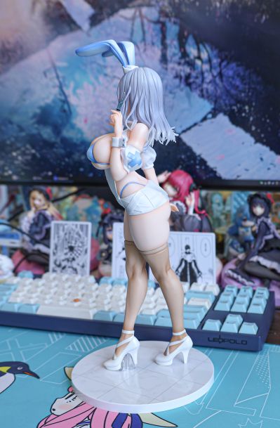 蓝色护士兔女郎