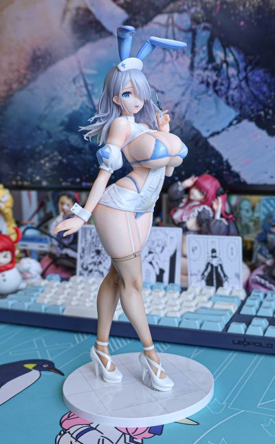 蓝色护士兔女郎