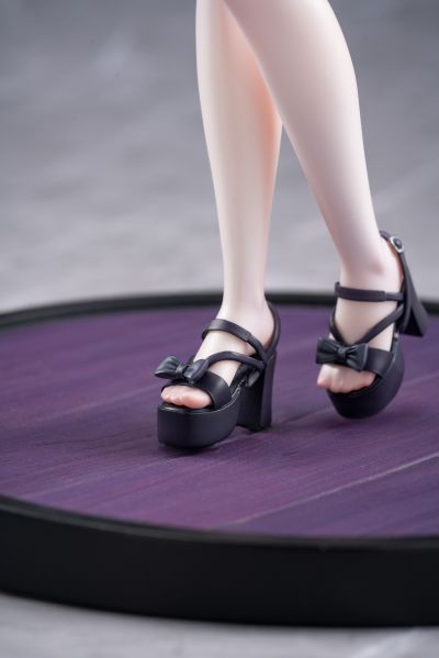 私密日常：在试衣间挑选丝袜正陷入选择困难的黑茶子