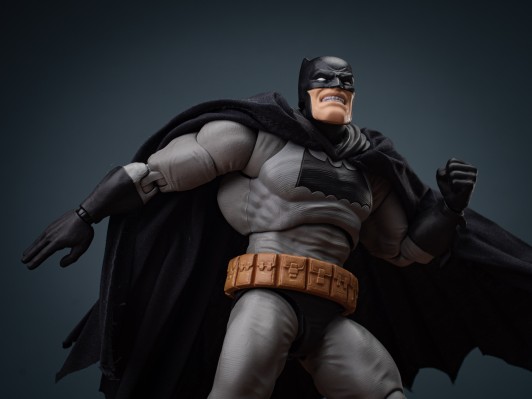MAFEX No.106  蝙蝠侠：黑暗骑士归来 蝙蝠侠